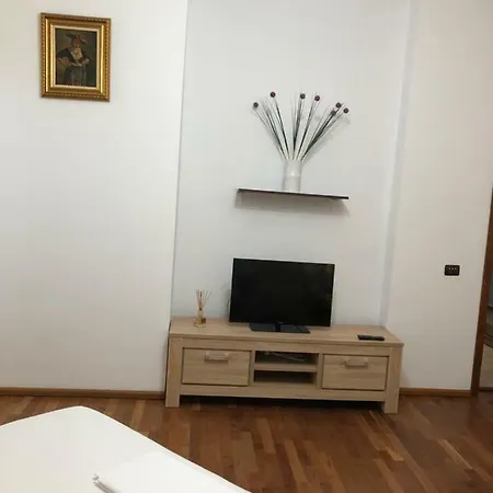 Garsoniera Alexandra Apartment *